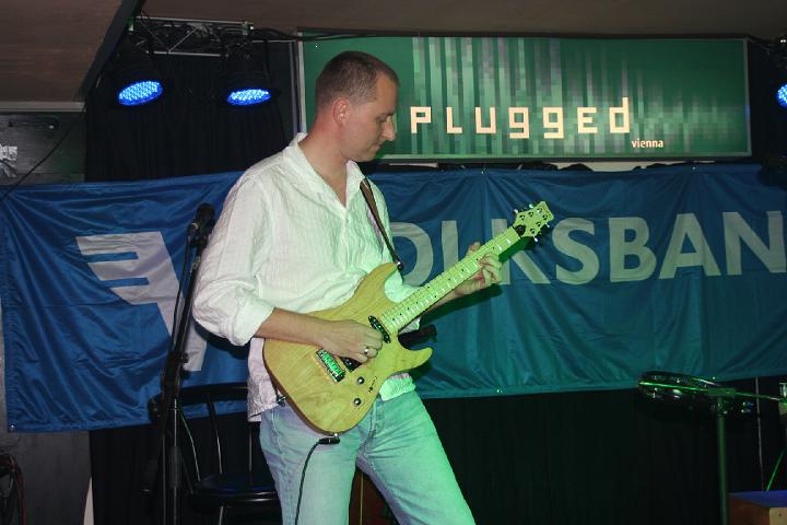 2008-11-28 M3_live at replugged 170.jpg